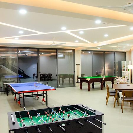 Pearl Lakeview Mansion By Stayvista - Lakeside Villa With Infinity Pool, Jacuzzi, In-House Theatre & Games Room Igatpuri Eksteriør bilde