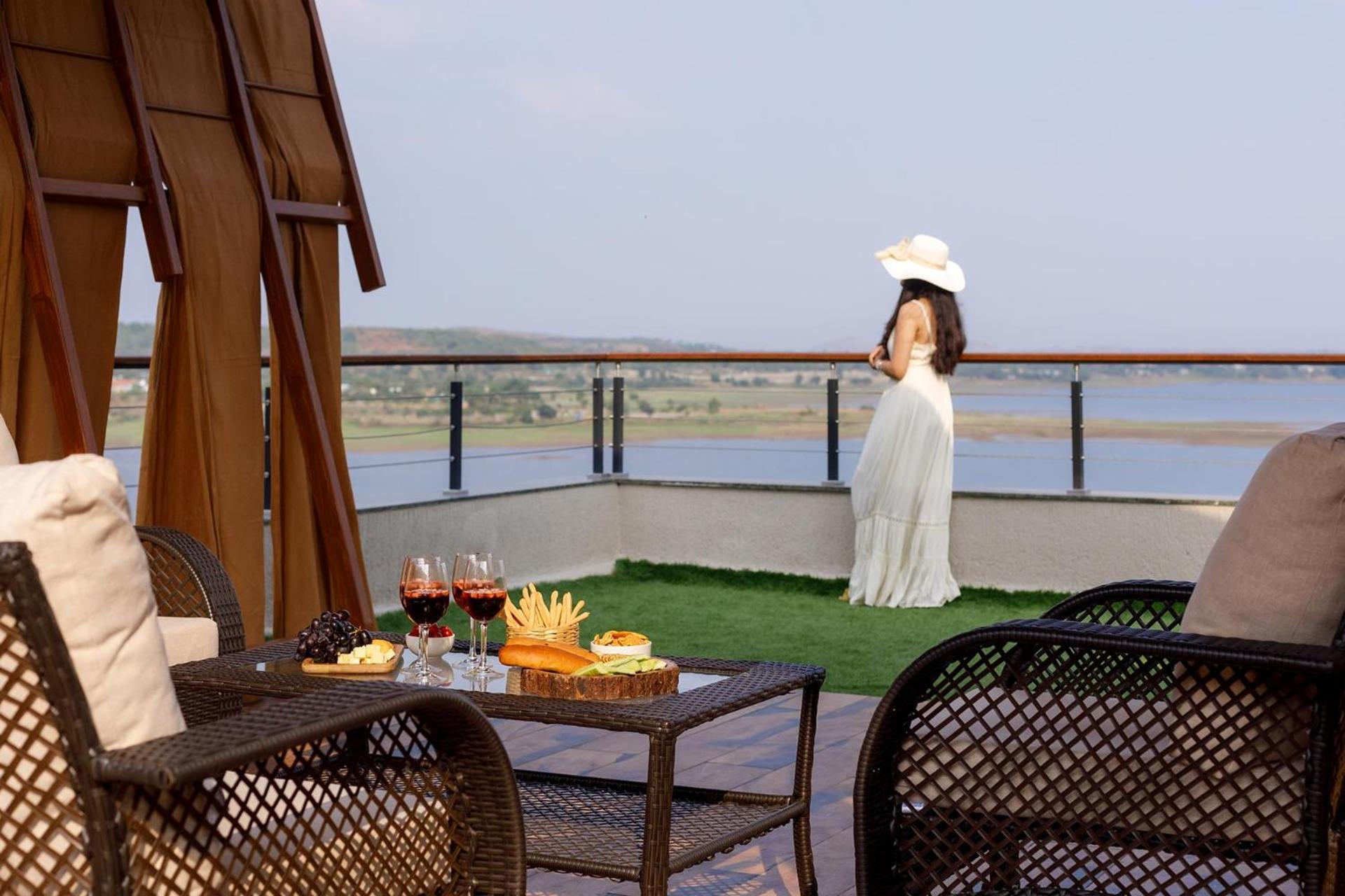 Pearl Lakeview Mansion By Stayvista - Lakeside Villa With Infinity Pool, Jacuzzi, In-House Theatre & Games Room Igatpuri Eksteriør bilde