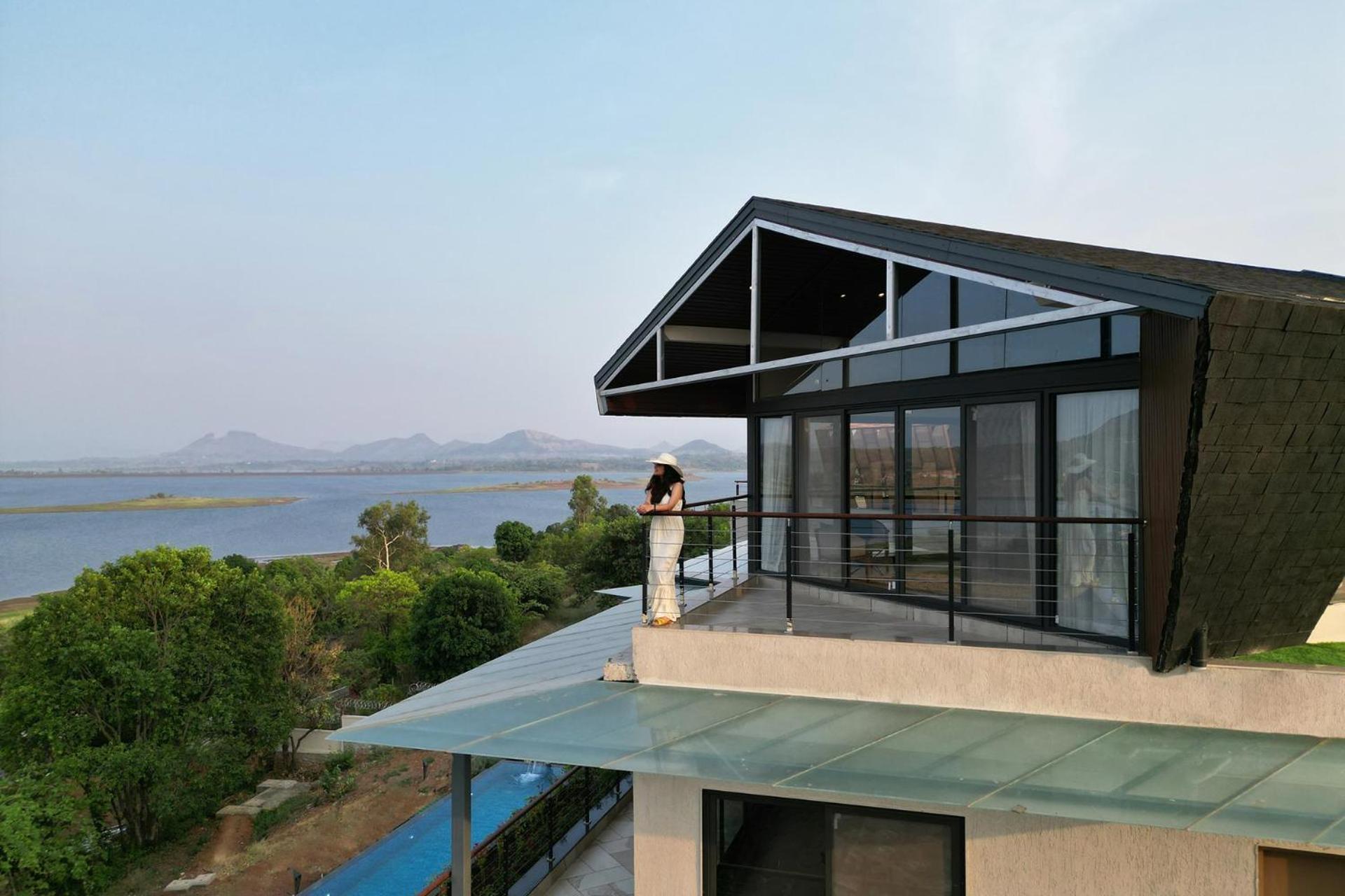 Pearl Lakeview Mansion By Stayvista - Lakeside Villa With Infinity Pool, Jacuzzi, In-House Theatre & Games Room Igatpuri Eksteriør bilde