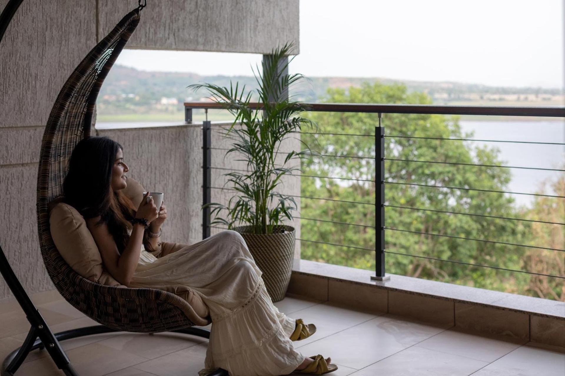 Pearl Lakeview Mansion By Stayvista - Lakeside Villa With Infinity Pool, Jacuzzi, In-House Theatre & Games Room Igatpuri Eksteriør bilde